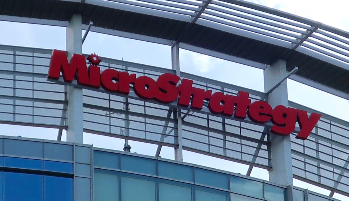 MicroStrategy perde quase US$ 1 bilhão com queda do Bitcoin em meio à saída de Michael Saylor da presidência
