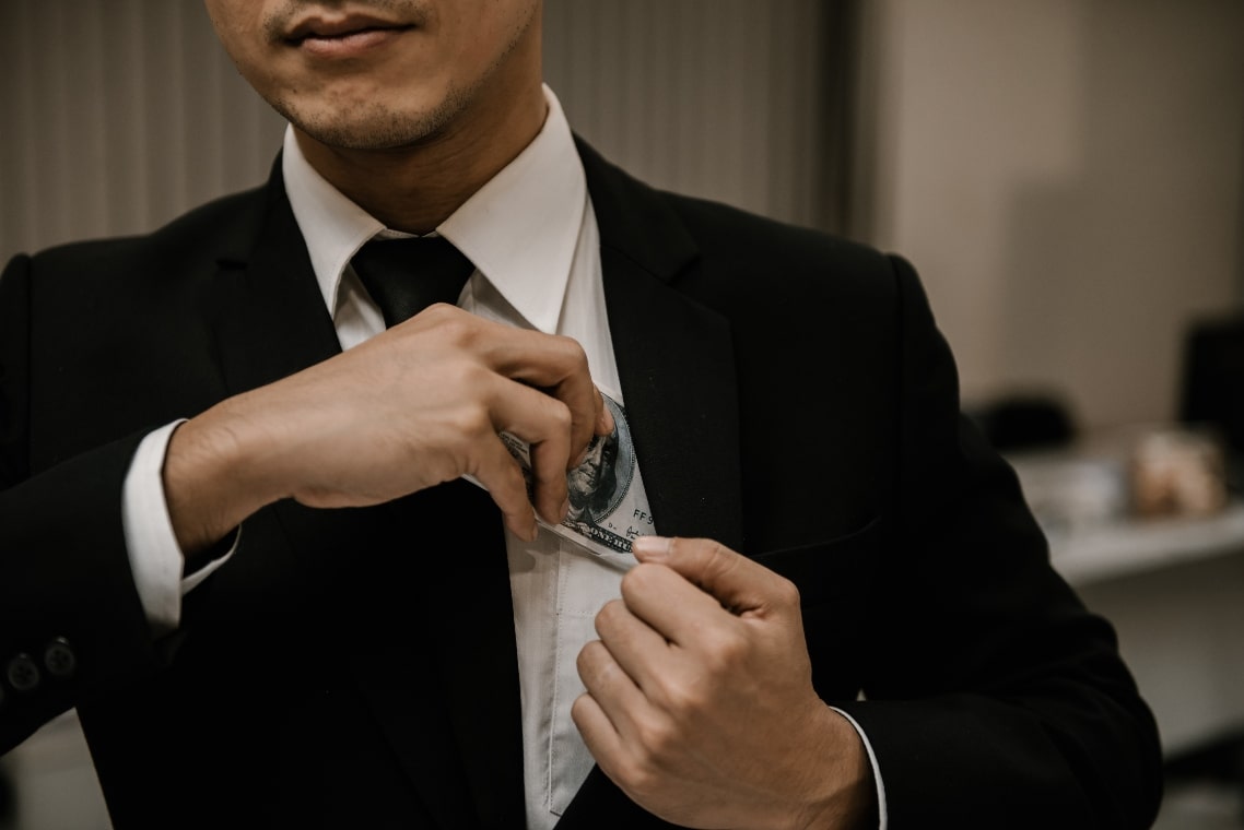 Accuse di insider trading a tre ex dipendenti di Coinbase