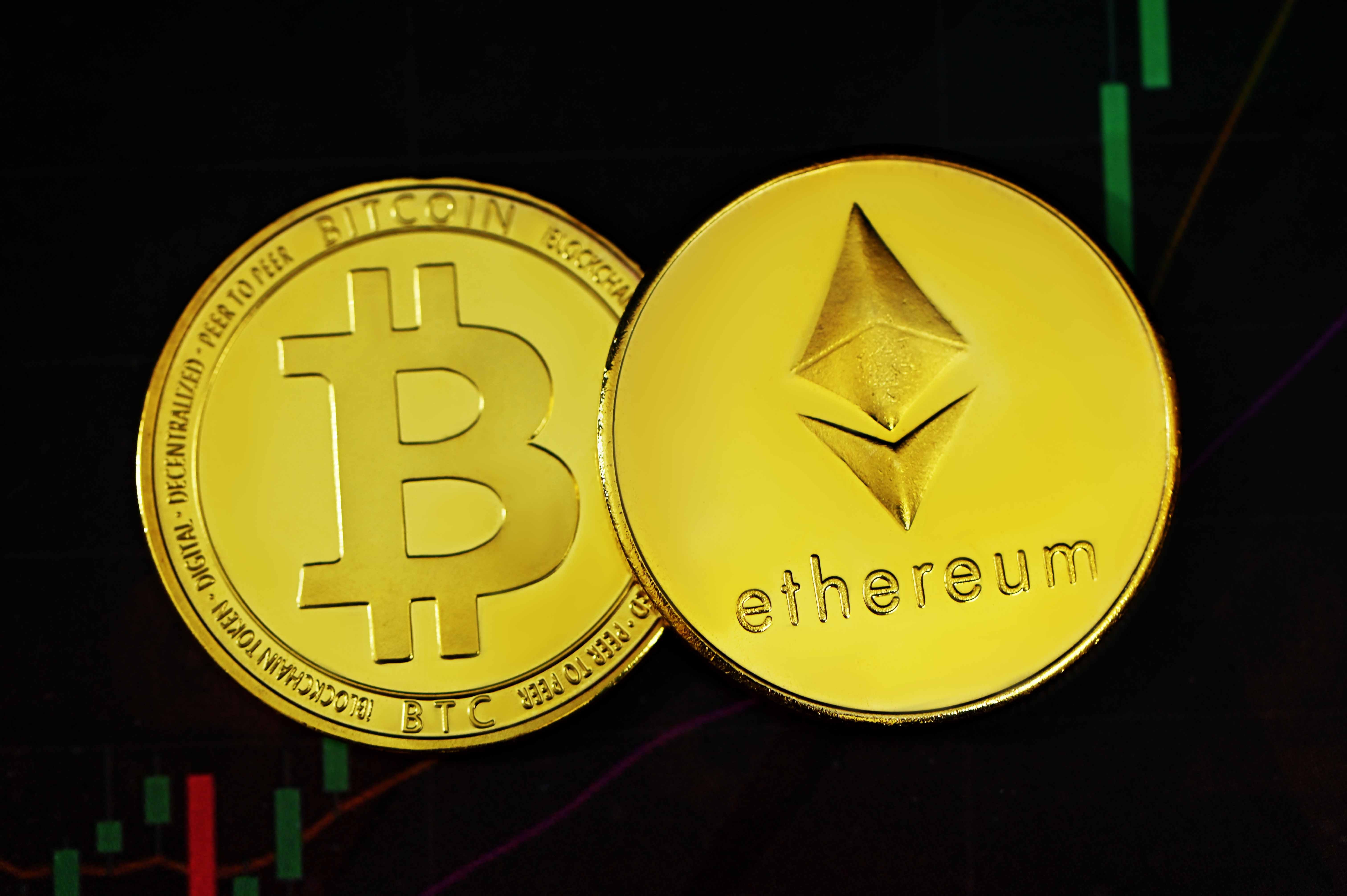 Bitcoin e Ethereum voltam a subir após queda forte mas caminham para segundo mês seguido de baixa